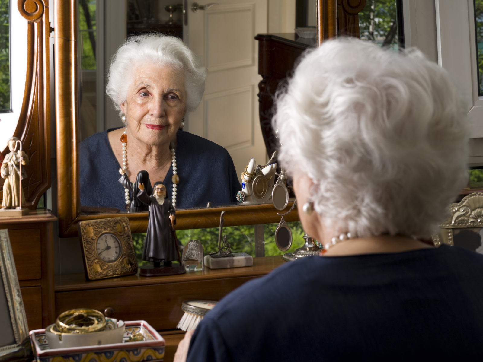 elderly_lady_mirror.jpg